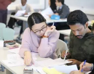 étudiants qui travaillent