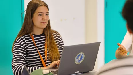 eleve-ingenieure-ordinateur