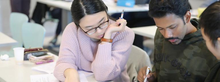 étudiants qui travaillent