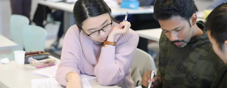 étudiants qui travaillent