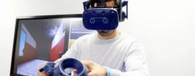 personne utilisant un casque de réalité virtuelle